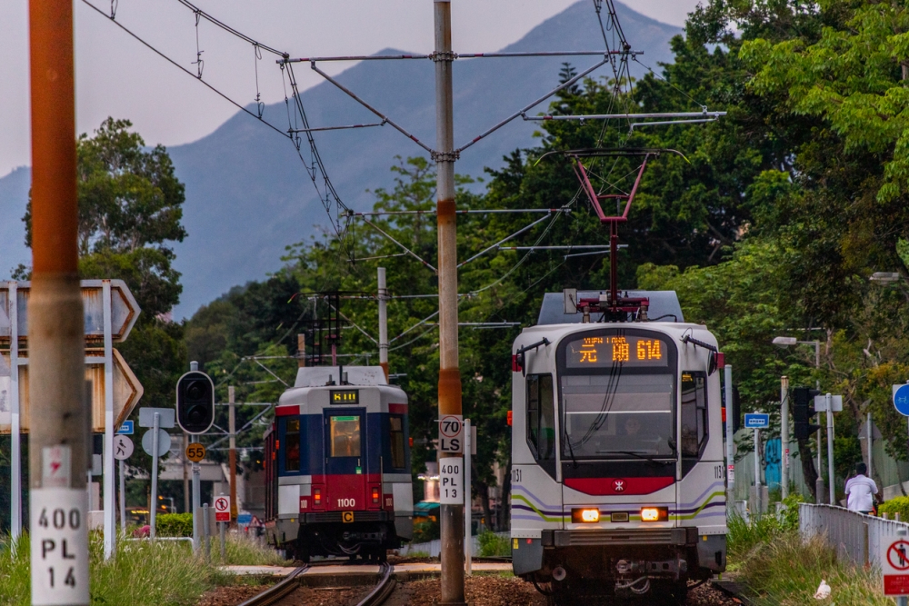 搭輕鐵不拍卡已是犯法為,雖然人妻說每次都會「補鑊」。