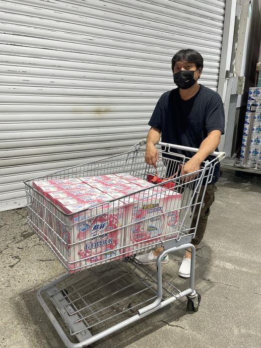 該名爸爸為兩名女兒,總共買了12箱衞生巾。