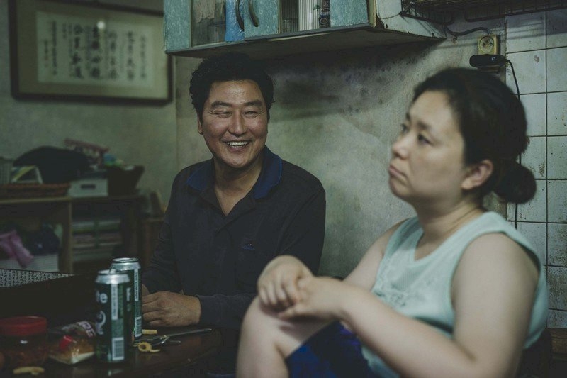 事主來自底層家庭,父母都身兼兩職賺錢養家。