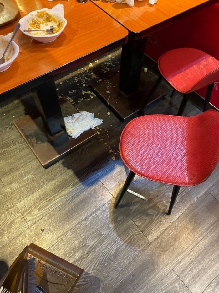 他指客人離開後，枱面混亂，竟然地下連尿片都有