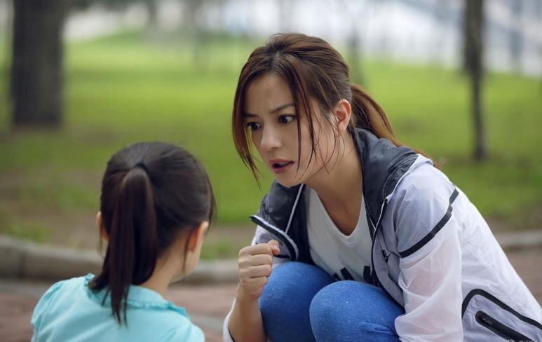 原來她媽媽為了貴價的床褥，要永女兒用尿片