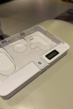 Frances拒絕為機器設置開鎖密碼，以防自己忍不住使用手機。