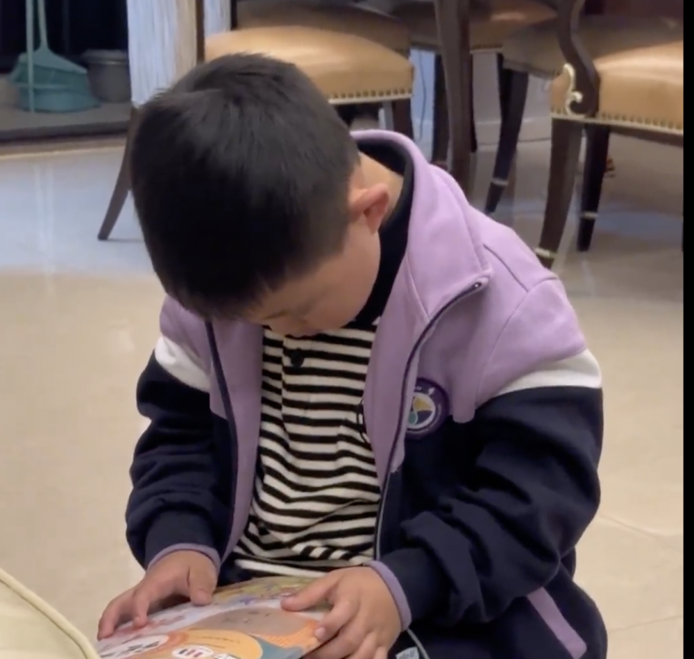 男孩聽到婆婆背出課文後，沉默地低下頭