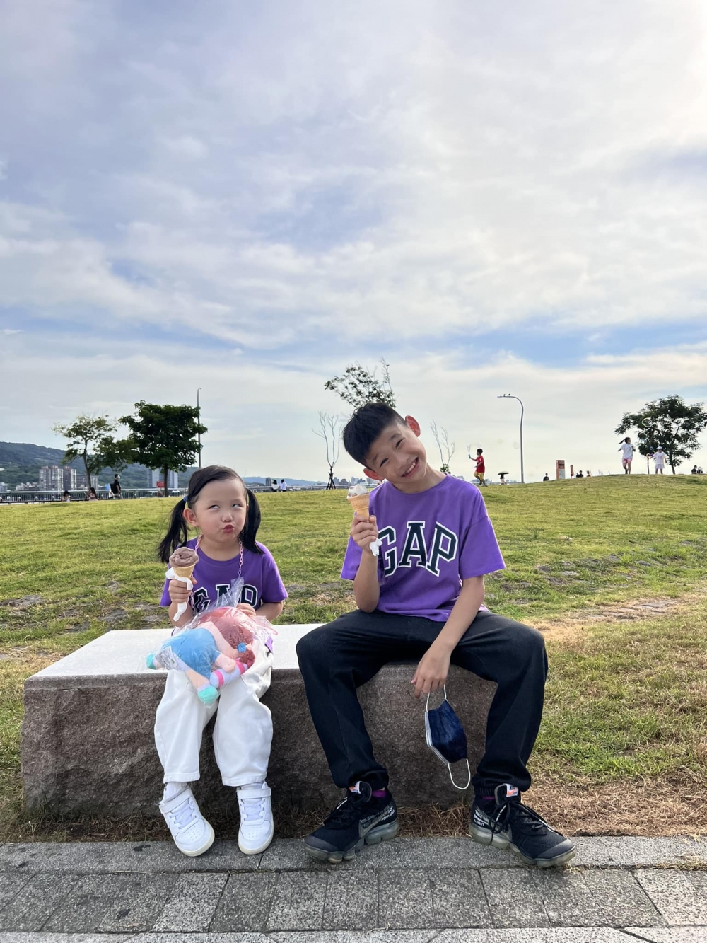 兒子曾被媽媽打屁屁，所以有樣學樣，也拿武器威脅不聽話的妹妹。