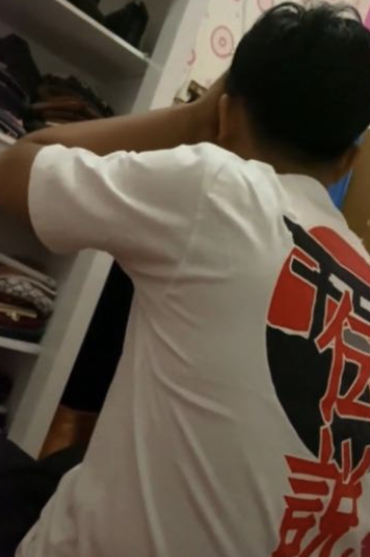 人夫竟在當晚坐在床角哭泣