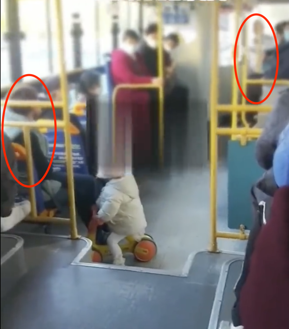 女童媽媽不斷追問司機：「我剛剛沒照顧她嗎？我剛剛是沒照顧她嗎？」