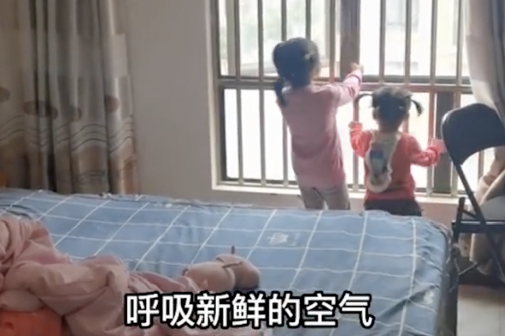 女童示範自己是如何帶著妹妹在窗戶邊等待救援。