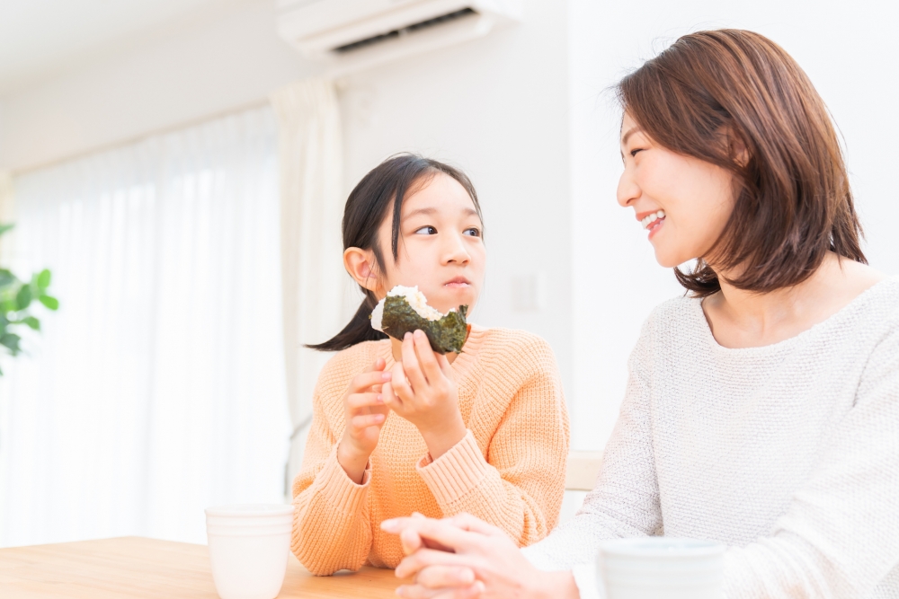 女孩跟媽媽生活期間飲食健康，因此網民認為媽媽應該爭取女兒的監護權。