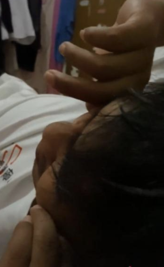 人夫之後更躺在愛妻旁繼續哭泣