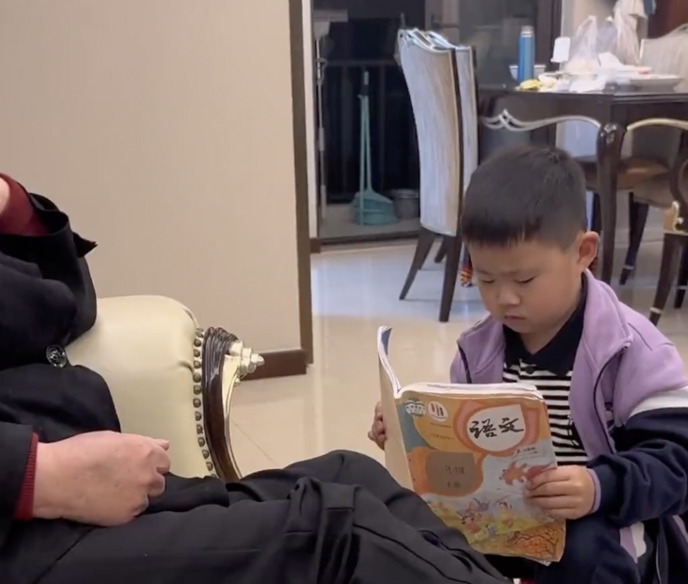 小一男孩努力背書