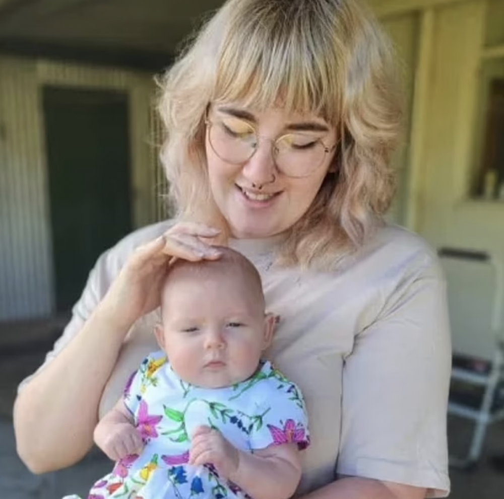 Sam育有一名10個月大的女兒。