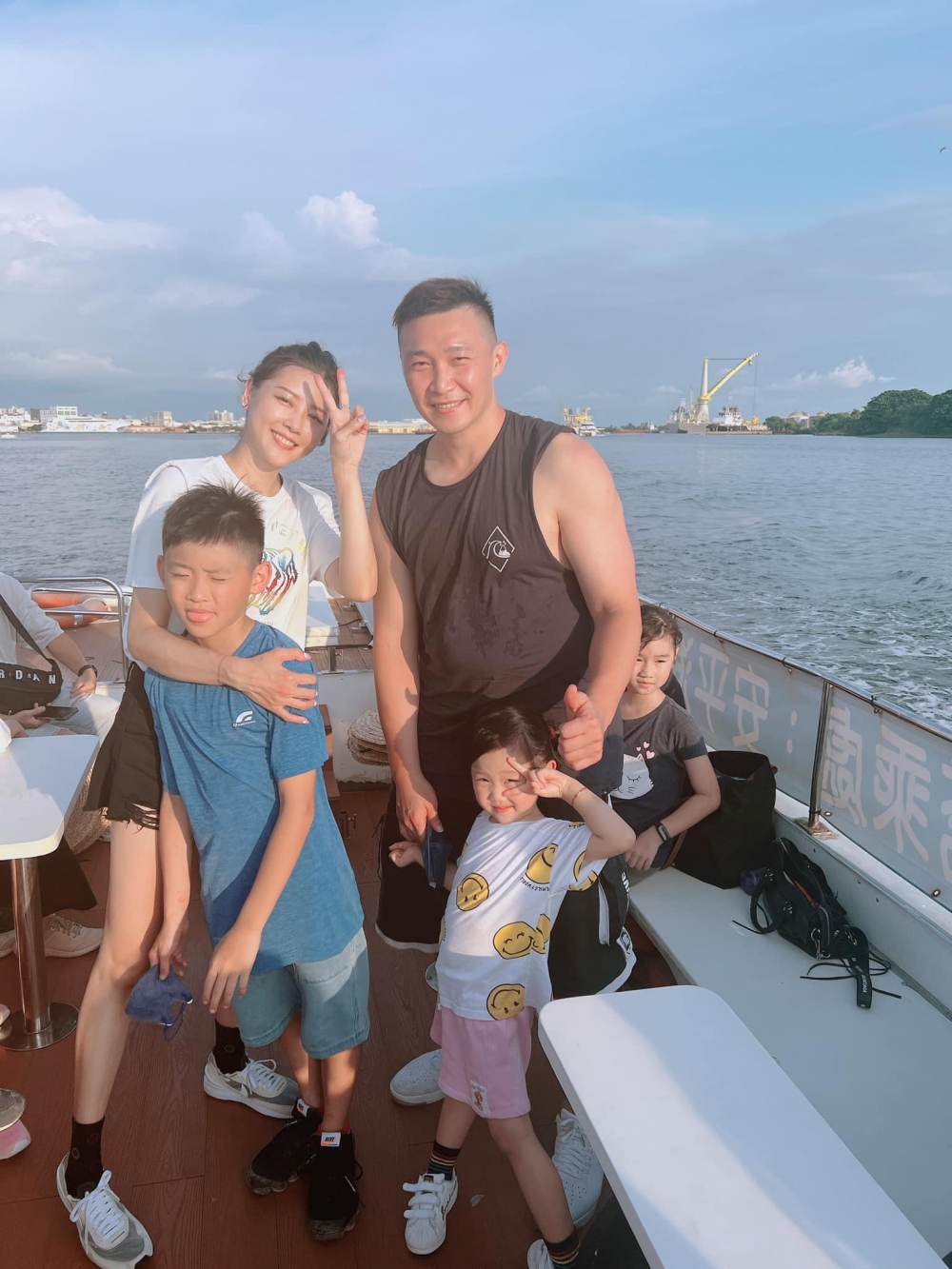 嚴立婷和丈夫育有一兒一女。