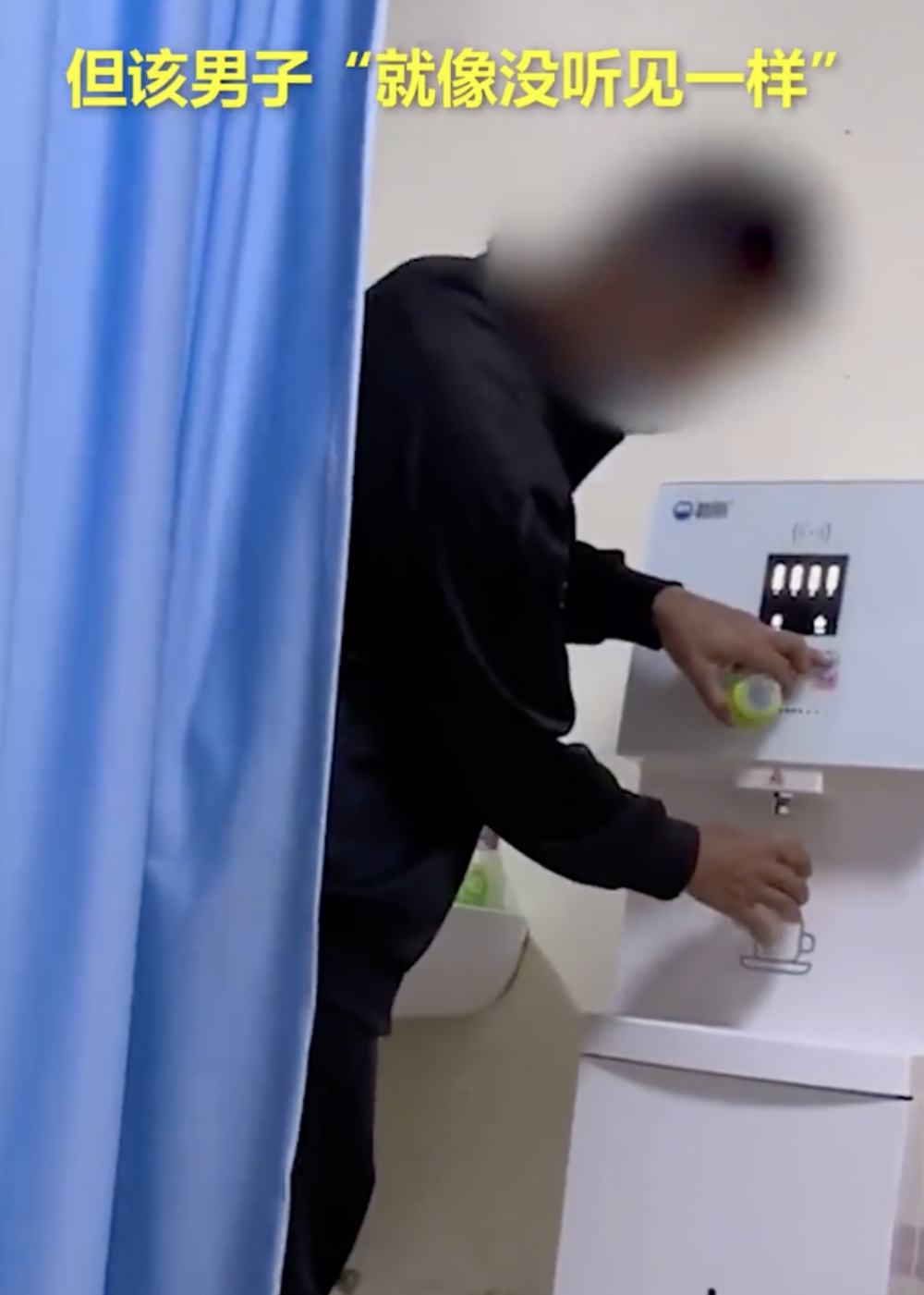 男士不聽勸阻，多次進入育嬰室斟水。