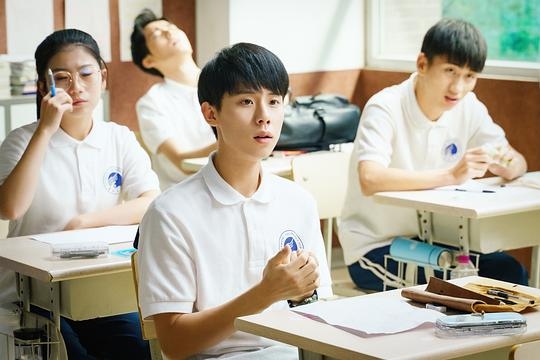 高中時，同學每天與事主一起分享飯盒