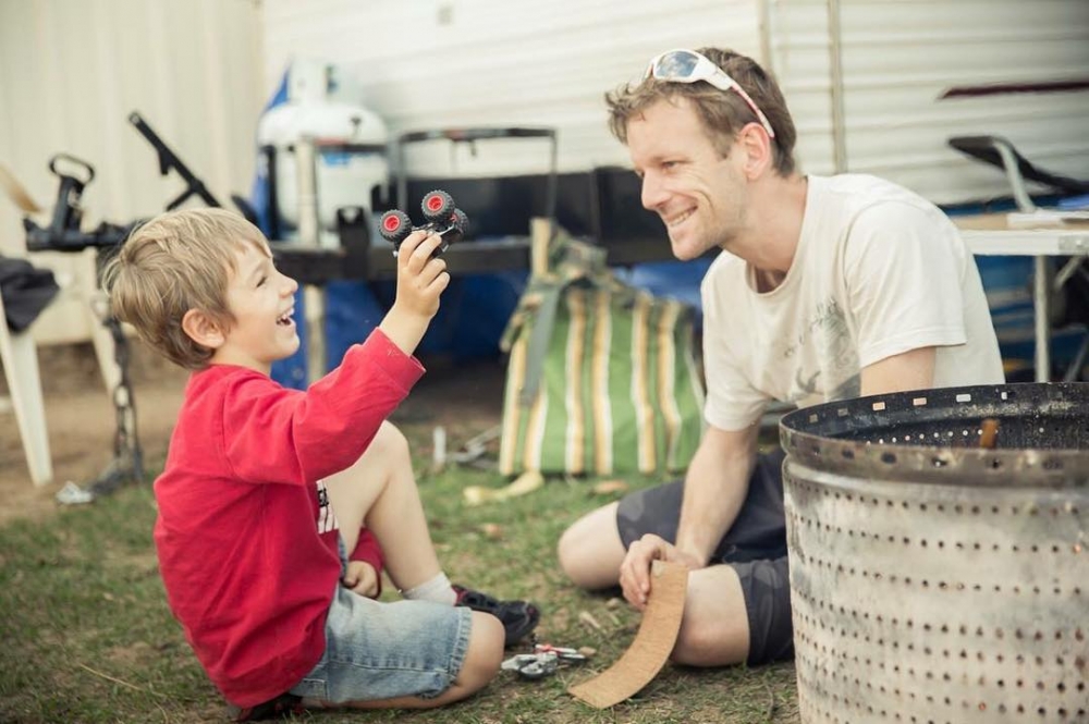 為了做好父親的角色,Cameron放棄高薪工作,全心全力投入育兒當中。