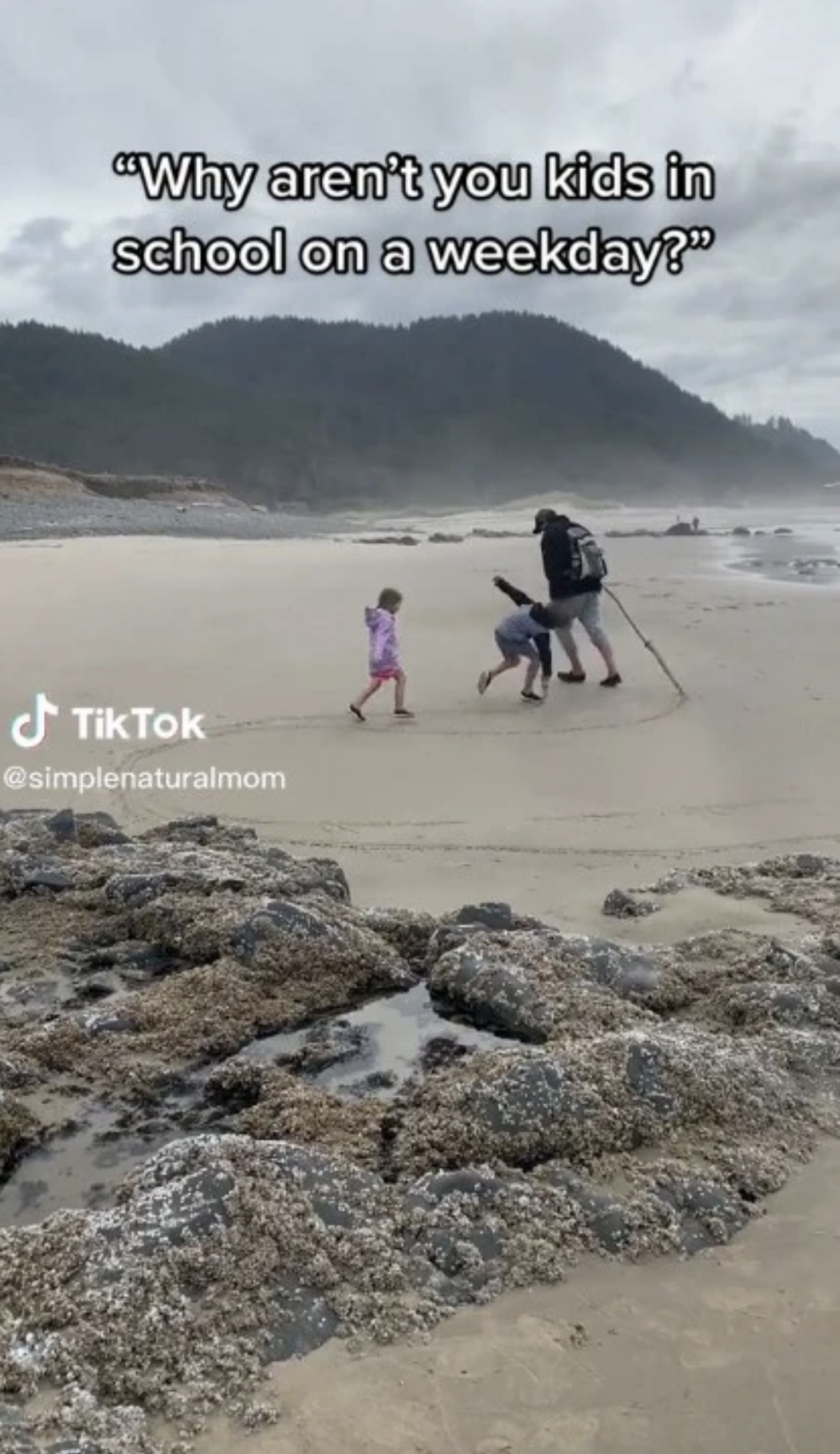 由影片截圖所見，孩子正在沙灘上用工具畫曲線。