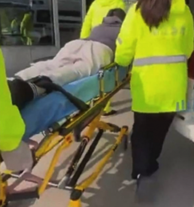 爸爸教導剛上小學一年級的女兒做功課，更被氣暈倒跌了在地上送院