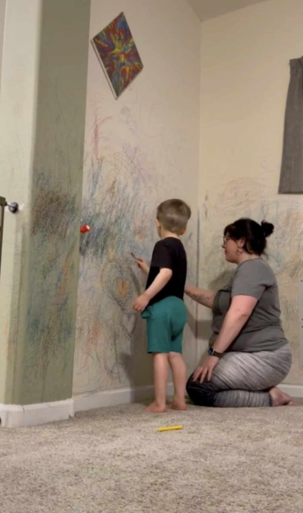 Linzy會陪孩子一同在在牆壁上畫畫。