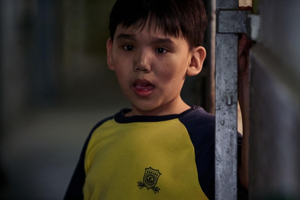 媽媽得悉兒子的需求後，竟當眾除下他的褲子