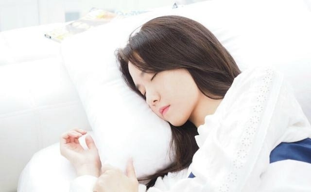 經過醫生的詳細檢查後,證實患有「發作性嗜睡症」,即渴睡症