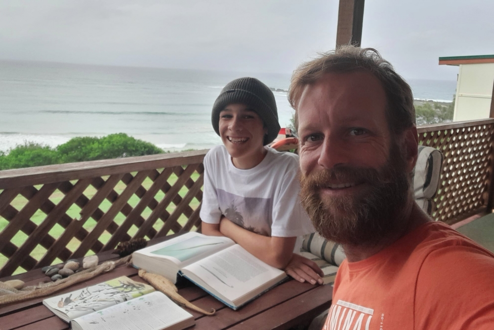 Cameron持續在家教導兒子。