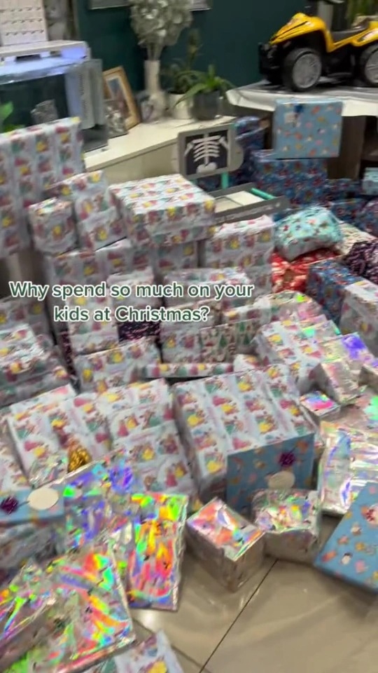 媽媽為孩子購買了過百份聖誕禮物