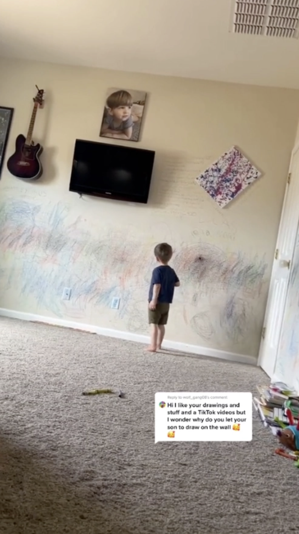 有網友問為何容許兒子在牆壁上畫畫？