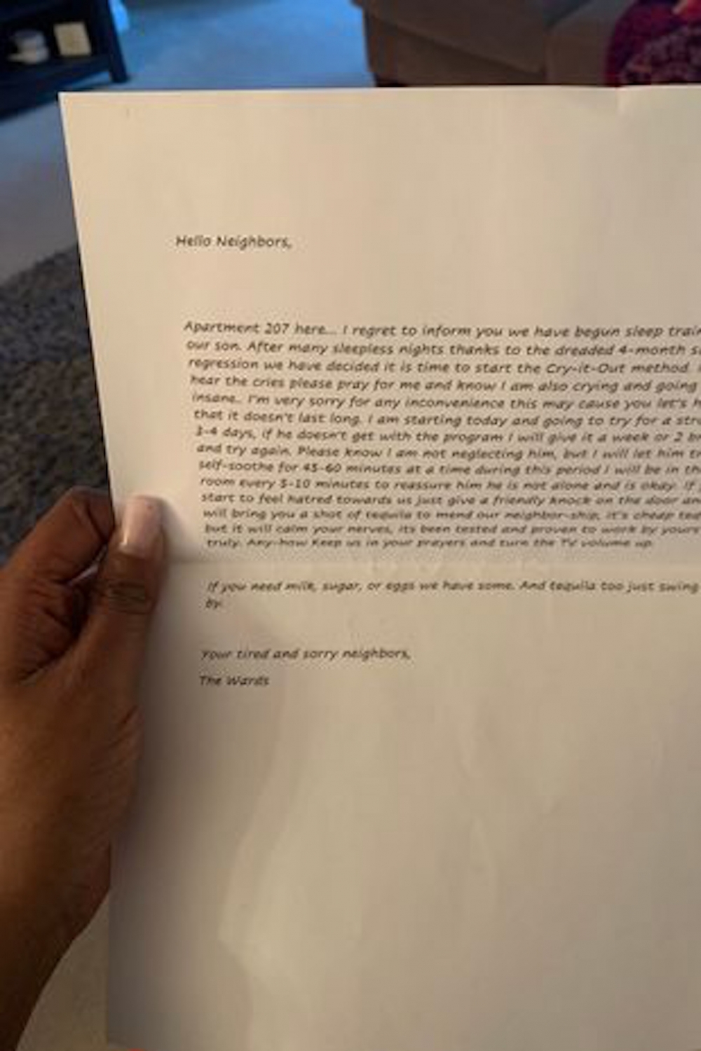 夫妻怕寶寶的哭聲影響到鄰居，為此寫了字條希望他們諒解