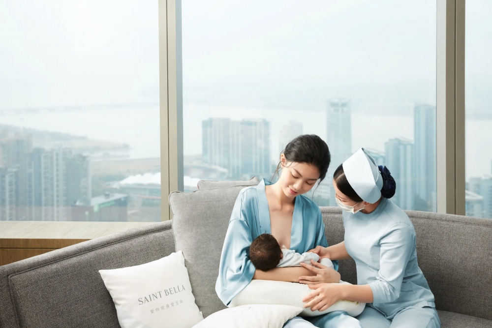 月嫂協助產婦母乳餵養、拍嗝和溢奶、吐奶的預防及處理,並為媽媽產後抑鬱量表測評及心理輔導