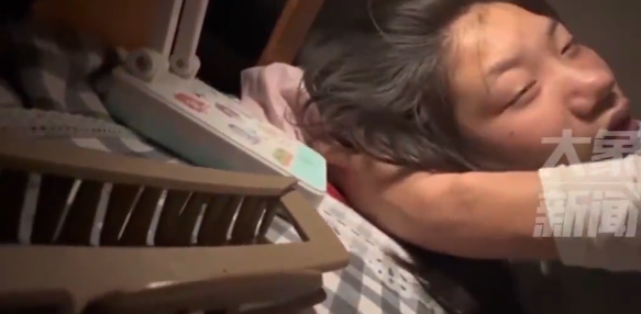 面對妹妹的自律生活，姐姐感到自愧不如。