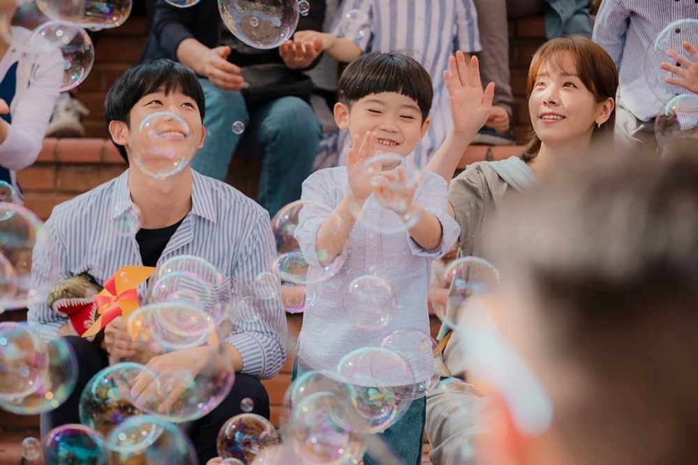 事主表示最後妥協布袋兒子出國，但會在本地旅行。