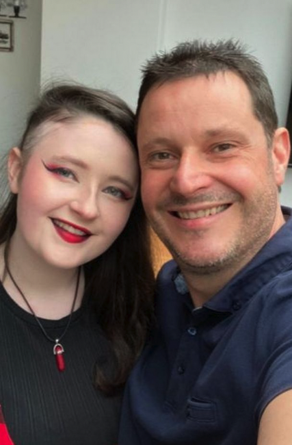 雖然因為病魔而無法上學，但是Emily依然和美術老師聯絡