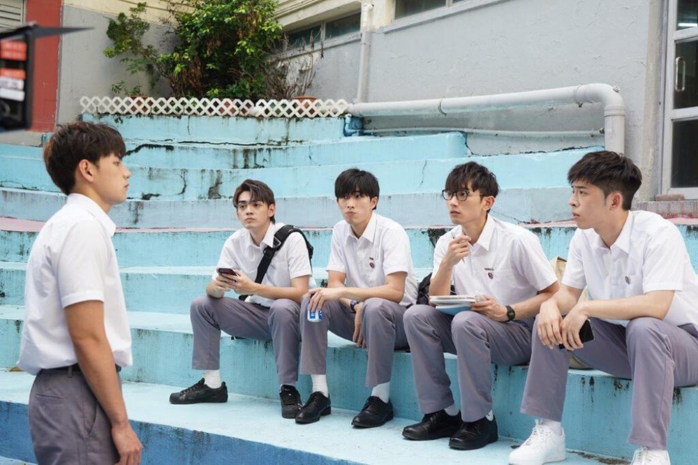 男學生當天上學遲到,未能在老師到班房前去廁所,所以一直都忍着沒有小便。