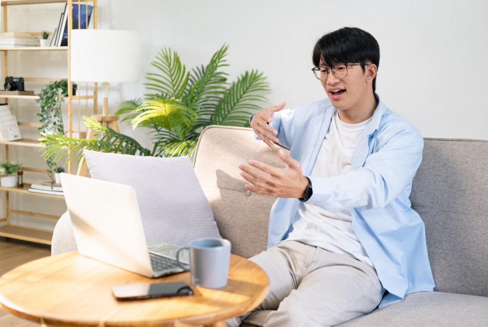 有時過份的保護孩子會變成怪獸家長,讓子女無法成長、獨立