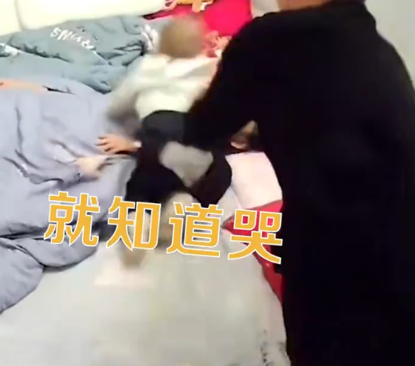 老公走進房間,把正在哭鬧的孩子隨手交給生病的妻子,之後頭也向客廳走去