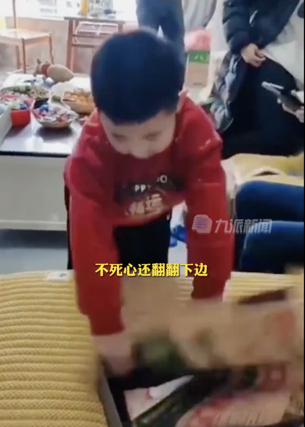 拆開禮物後，男童發現全都是補充練習。