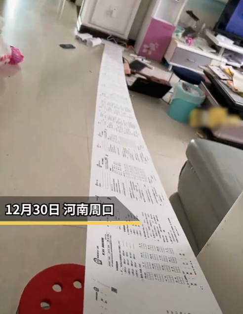 男童一共列印了24張功課,大概有3米長。