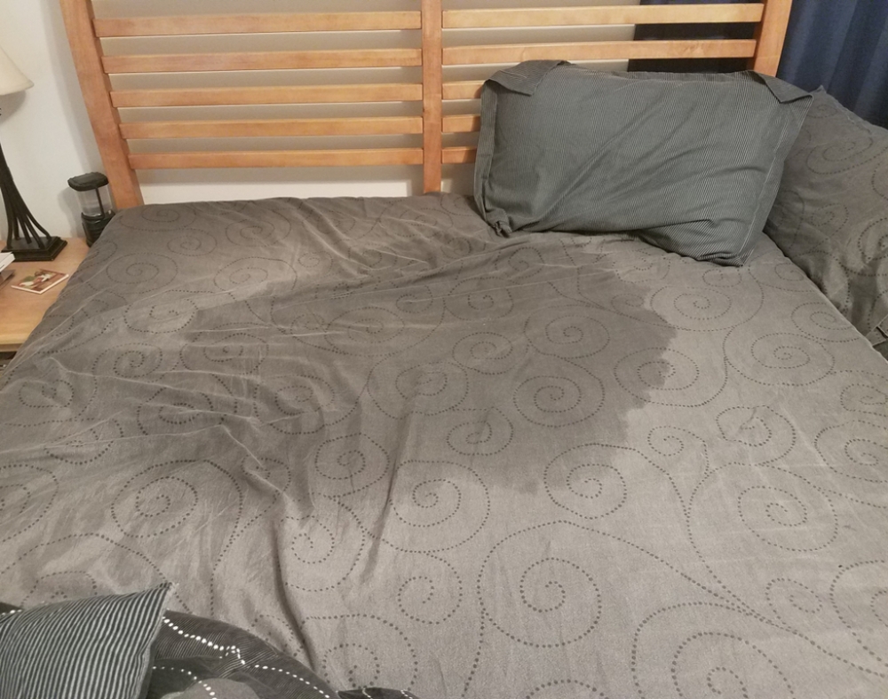 兒子的床單濕了一片