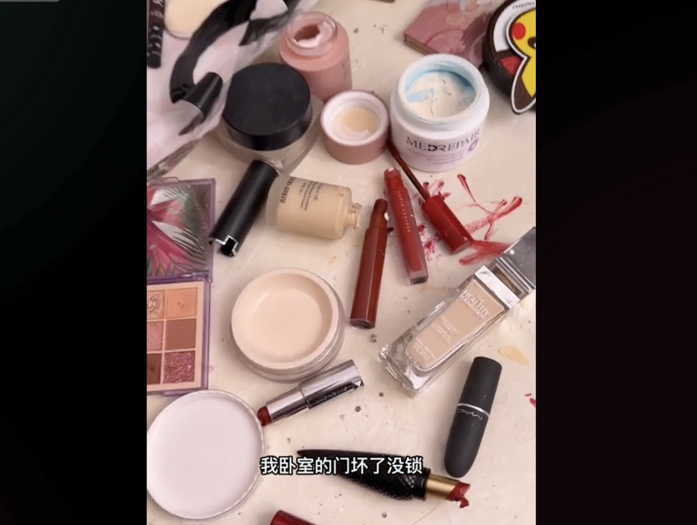 女子半天不在家，結果鄰居家孩子趁門鎖壞了溜進房間破壞其化妝品。