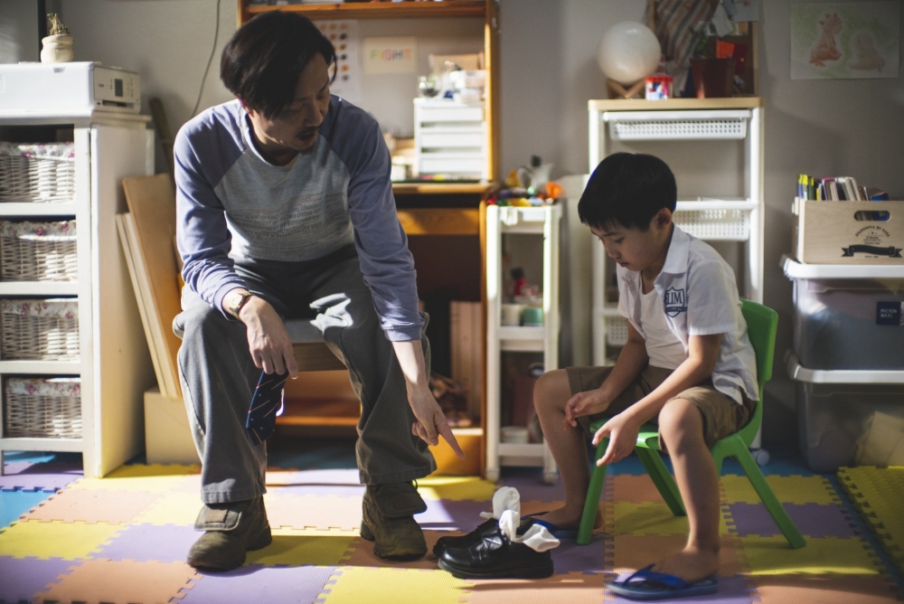 網民認為爸爸這招非常有趣，可以增加親子互動，又可讓兒子動手收拾房間。