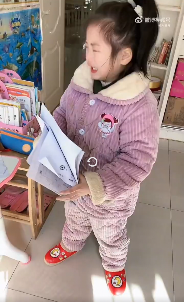 女童做完假期作業後,竟崩潰痛哭起來