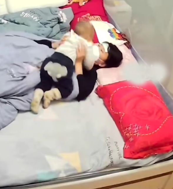 人妻當時發燒生病,全身無力又發冷,仍要照顧孩子