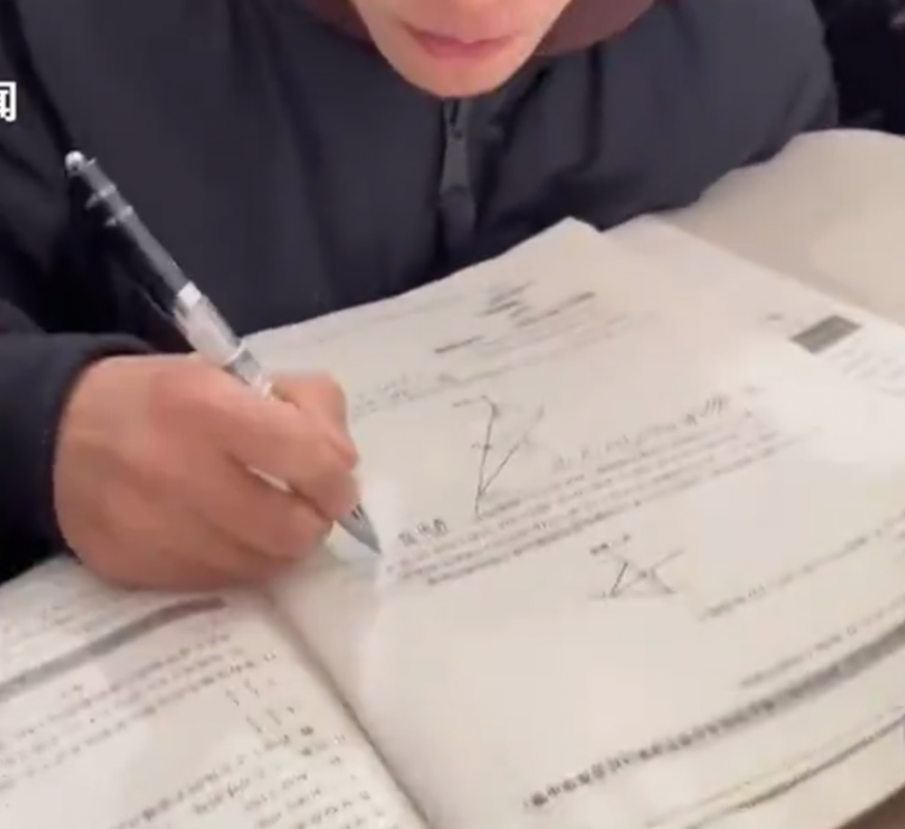 他稱表姨甥女的數學基礎可以，所以有即時講解了2條數學題。