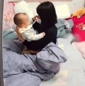 人妻唯有辛苦坐起來,繼續安慰孩子。