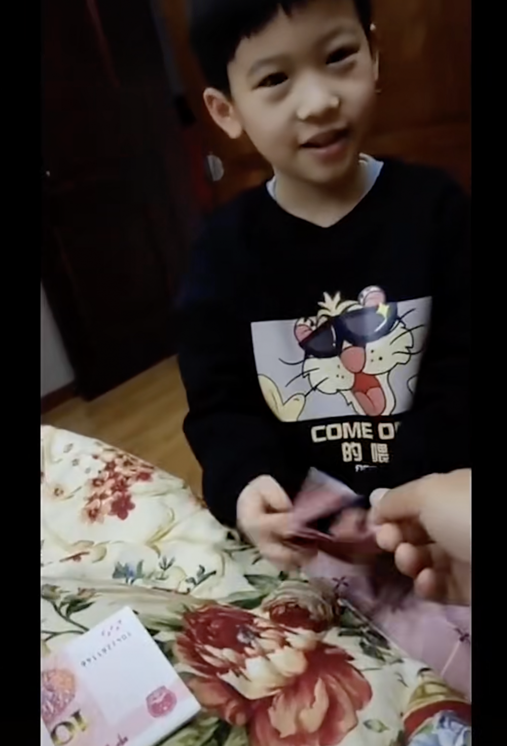 男童又說「四海為家」，即時引得爺爺大笑。