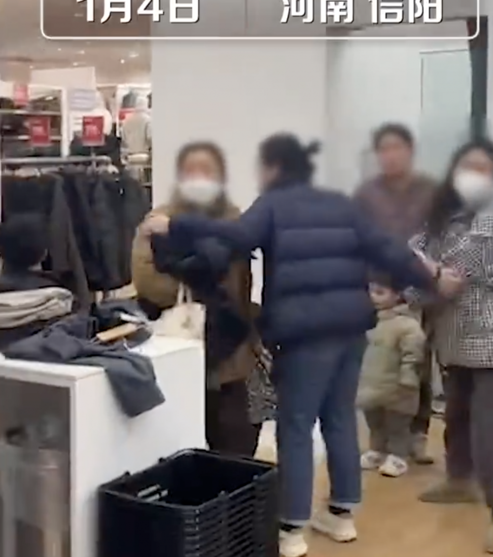 兩位家長在試身室外大罵事主。