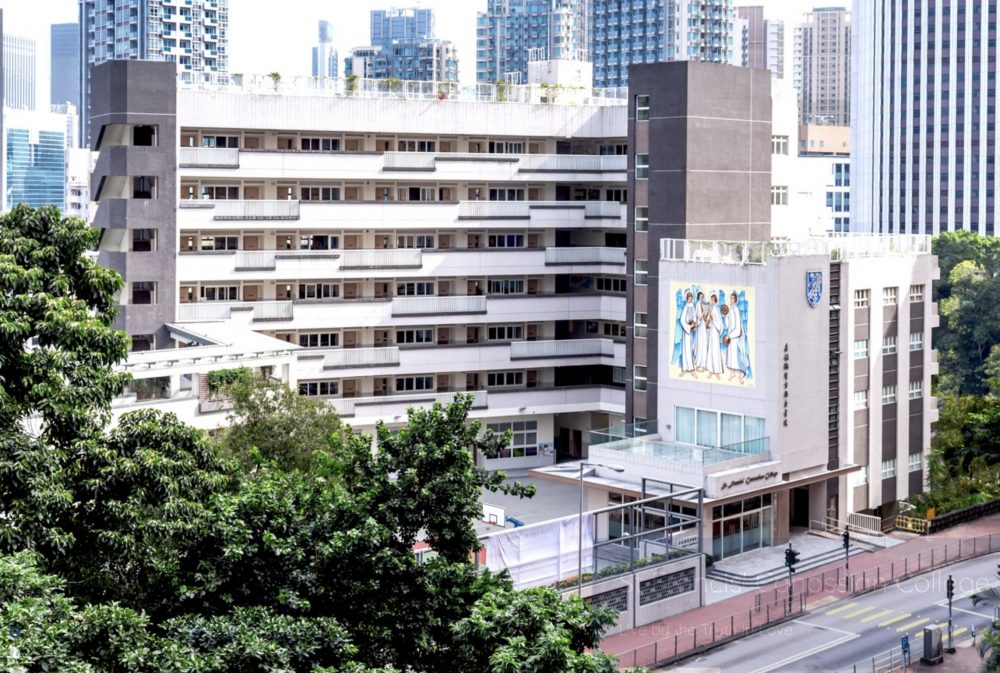 嘉諾撒聖方濟各書院收生準則中,學術成績及活動表現佔收生準則的70%,面試表現則佔了30%。