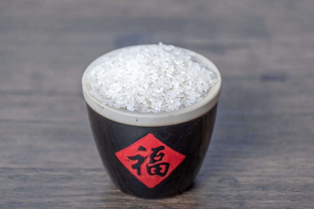 傳統來說米缸要貼常滿或正福。