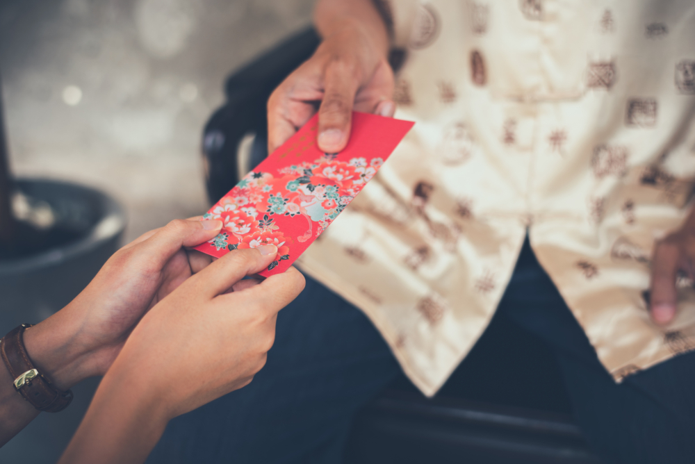 記緊提醒孩子收到利是後要說「多謝」,還有不要認為收利是都是「老奉」,要張開雙手接才有禮貌