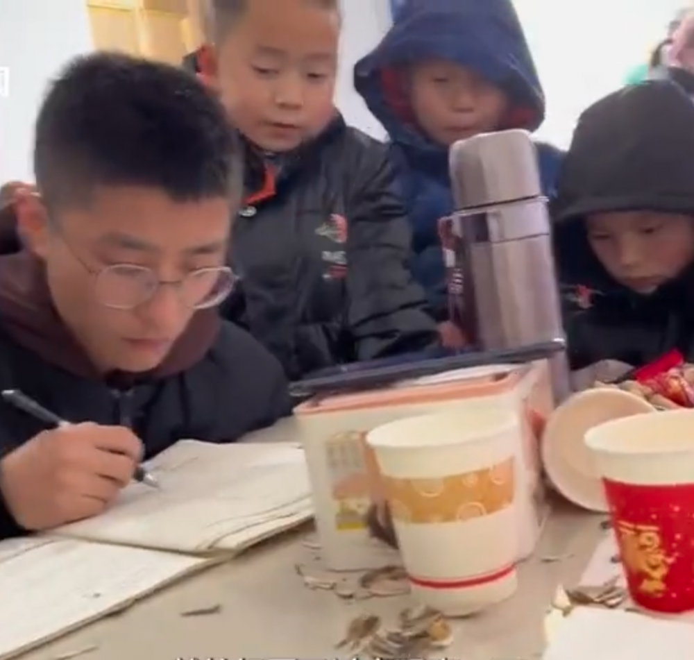 出乎意料地，其他親戚的孩子知道後去走了過來﹐於是就變成小班教學